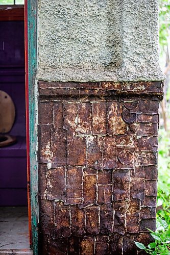 MIKAELA MACKENZIE / WINNIPEG FREE PRESS


An old outhouse on Noel Martin&#x573; property reveals unique tin-can construction in Elma, Manitoba on Thursday, June 22, 2023.  For Eva Wasney story.
Winnipeg Free Press 2023