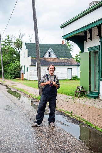 MIKAELA MACKENZIE / WINNIPEG FREE PRESS


Noel Martin in front of the old pool hall and confectionary in Elma, Manitoba on Thursday, June 22, 2023.  For Eva Wasney story.
Winnipeg Free Press 2023