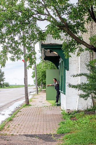 MIKAELA MACKENZIE / WINNIPEG FREE PRESS


Noel Martin walks back into the old pool hall and confectionary in Elma, Manitoba on Thursday, June 22, 2023.  For Eva Wasney story.
Winnipeg Free Press 2023