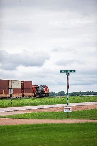 MIKAELA MACKENZIE / WINNIPEG FREE PRESS


A train passes through Elma, Manitoba on Thursday, June 22, 2023.  For Eva Wasney story.
Winnipeg Free Press 2023