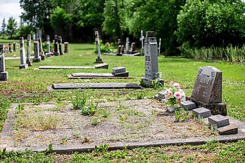 MIKAELA MACKENZIE / WINNIPEG FREE PRESS


The graves of the Sitar family, victims of a brutal axe murderer in the 1930s, at Stony Hill Cemetery near Elma, Manitoba on Thursday, June 22, 2023.  For Eva Wasney story.
Winnipeg Free Press 2023