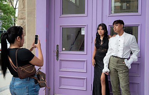 JESSICA LEE / WINNIPEG FREE PRESS

Bea Oliva and Christian Pili (in white), new grads of Daniel McIntyre Collegiate Institute, pose for a photo June 23, 2023 in the Exchange District.

Stand up