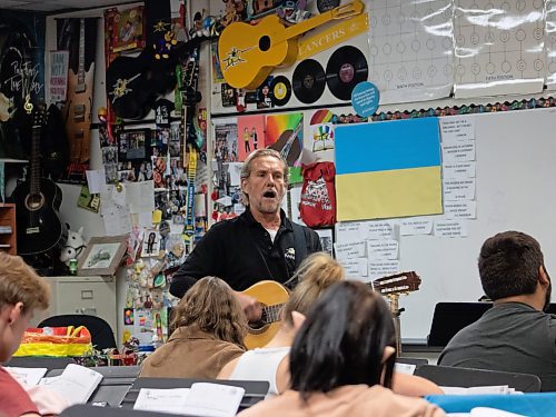 Mike Thiessen / Winnipeg Free Press 
Ric Schulz has been teaching guitar to 5-10 Ukrainian students at Dakota Collegiate as part of the guitar education program in select schools in Winnipeg. For Tessa Adamski. 230615 &#x2013; Thursday, June 15, 2023
