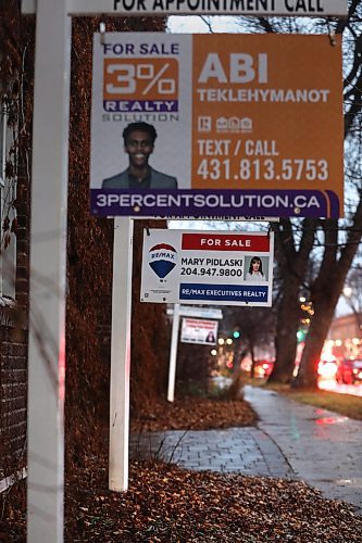 RUTH BONNEVILLE / WINNIPEG FREE PRESS 

Local - Real Estate market down

Photo of line of real estate signs up in the West End Tuesday.  For story on slow down in market.   

Nov 8th, 2022