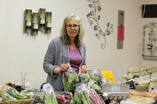 Jeanette Ens, coordinator of the Brandon Farmer's Market shows some of the produce available for clients of the Manitoba Community Food Currency Program, on behalf of Direct Farm Manitoba at the Towne Centre earlier this month. (Michele McDougall/The Brandon Sun)