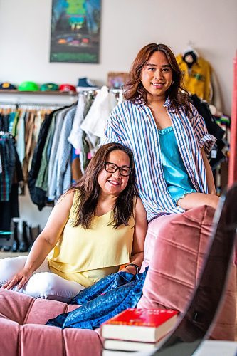 MIKAELA MACKENZIE / WINNIPEG FREE PRESS


Owner Blue Patriarca and her mother, Rowena Patriarca, at The Jar vintage shop in the Exchange District on Monday, June 19, 2023.  For Cierra Bettens story.
Winnipeg Free Press 2023