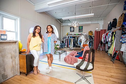 MIKAELA MACKENZIE / WINNIPEG FREE PRESS


Owner Blue Patriarca and her mother, Rowena Patriarca, at The Jar vintage shop in the Exchange District on Monday, June 19, 2023.  For Cierra Bettens story.
Winnipeg Free Press 2023