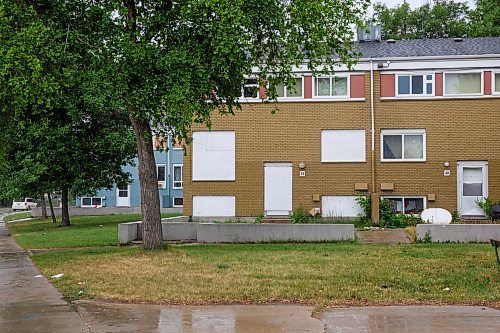 MIKE DEAL / WINNIPEG FREE PRESS
Then/Now
A boarded up townhouse at 259 Dufferin Avenue and King Street.
230627 - Tuesday, June 27, 2023.