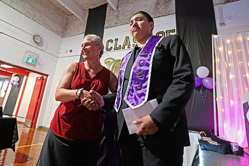 27062023
Lisa Ramsay presents Sioux Valley High School graduate Kolby Pratt with a Honouring The Good Road Award during the luncheon after the high school&#x2019;s graduation ceremony in Brandon on Tuesday. (Tim Smith/The Brandon Sun)