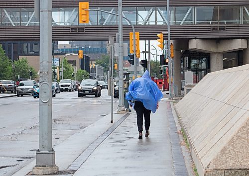 Mike Thiessen / Winnipeg Free Press
Pedestrian walking in the rain downtown. 230627 &#x2013; Tuesday, June 27, 2023
