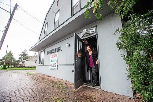 MIKAELA MACKENZIE / WINNIPEG FREE PRESS


Realtor Stacey Harron at the old hotel, now for sale, in Elma, Manitoba on Thursday, June 22, 2023.  For Eva Wasney story.
Winnipeg Free Press 2023