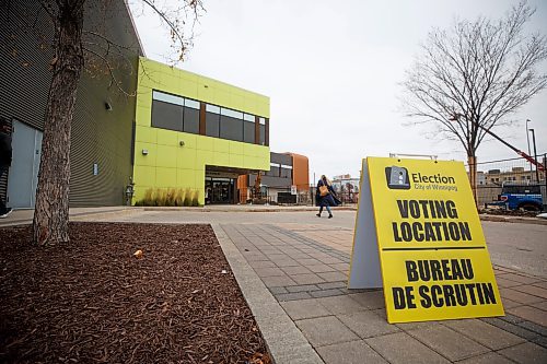 MIKE DEAL / WINNIPEG FREE PRESS
A voter heads into the voting station at the Youth for Christ building, 333 King Street, early Wednesday morning to take part in Winnipeg&#x2019;s civic election.
221026 - Wednesday, October 26, 2022.