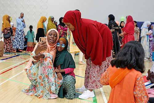 28062023
Girls gather around a phone during Eid al-Adha celebrations with other members of southwestern Manitoba&#x2019;s Muslim community at the Brandon University Healthy Living Centre on Wednesday.  (Tim Smith/The Brandon Sun)