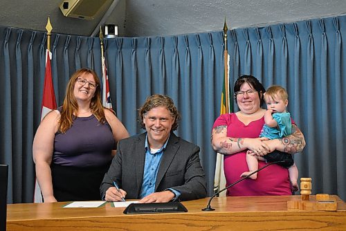 Mayor Jeff Fawcett signed the proclamation for Recovery Day in Council Chambers Friday morning, with members from the Brandon Recovery committee, Dee Tayor-John (far left) and Tammy Tuttle (right). (Geena Mortfield/The Brandon Sun)