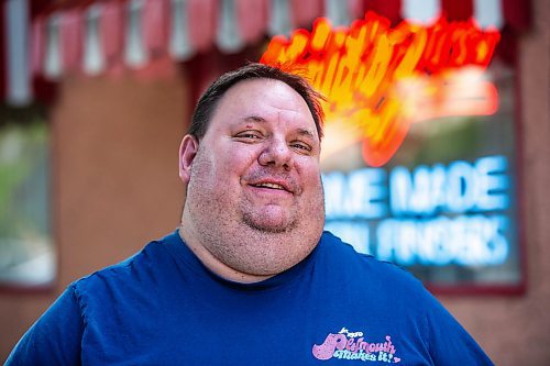 MIKAELA MACKENZIE / WINNIPEG FREE PRESS

Mark Segal picks up a takeout order at Mitzi&#x573; Chicken Finger Restaurant, which is up for sale (just after celebrating its 45th anniversary), downtown on Friday, June 30, 2023. For Gabby Piche story.
Winnipeg Free Press 2023.