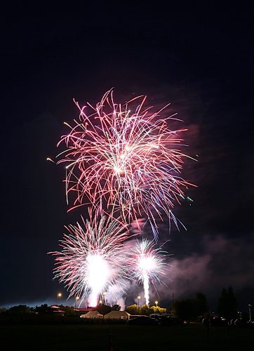 Brandon ends Canada Day celebrations with a grand display of fireworks at the Riverbank Discovery Centre on Saturday night. (Matt Goerzen/The Brandon Sun)