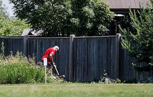 JOHN WOODS / WINNIPEG FREE PRESS
A person works near a trapped area and the location of a second coyote attack in North Kildonan, Winnipeg Sunday, July 2, 2023. On June 30 a four year was attacked by a coyote.

Report: clarke
