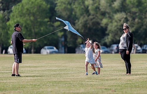 JOHN WOODS / WINNIPEG FREE PRESS
Sisters Hazel, left, and Willow Jensson chase their kite as their parents Mark and Jenna look on at Assiniboine Park in Winnipeg Monday, July 3, 2023. 

Reporter: standup