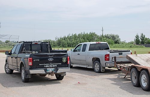 Mike Thiessen / Winnipeg Free Press 
A conservation officer and a trapper are working in the North Kildonan-River East neighbourhoods, in hopes of dealing with the area&#x2019;s coyote problems. For Chris Kitching. 230703 &#x2013; Monday, July 3, 2023