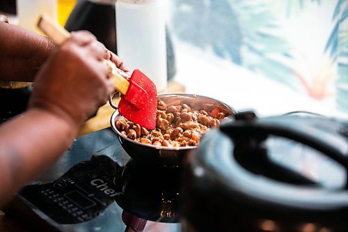 MIKAELA MACKENZIE / WINNIPEG FREE PRESS
Messelu Dange warms up ful (a bean breakfast dish) at Red Cherry Cafe, an Ethiopian breakfast and lunch spot downtown, on Friday, June 16, 2023. For Eva story.
Winnipeg Free Press 2023