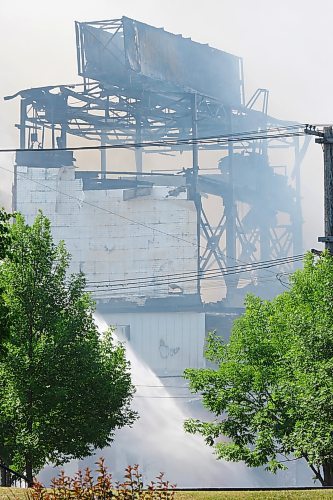 MIKE DEAL / WINNIPEG FREE PRESS
WFPS crews try to douse a large fire in the block on the southwest corner of Sutherland Avenue and Maple Street North Tuesday morning. 
230704 - Tuesday, July 4, 2023. 
