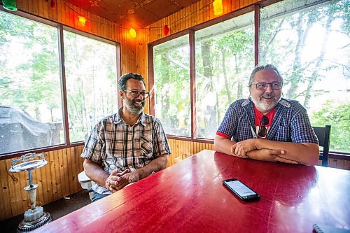 MIKAELA MACKENZIE / WINNIPEG FREE PRESS

Kerry Seabrook (left) and Art Zuke chat with the Free Press in the cabin front porch in Sandy Hook on Monday, July 3, 2023. For Jen story.
Winnipeg Free Press 2023.