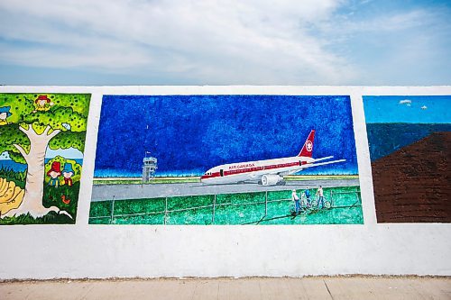 MIKAELA MACKENZIE / WINNIPEG FREE PRESS

A mural of the boys on their bikes is painted on the pier in Gimli on Monday, July 3, 2023. For Jen story.
Winnipeg Free Press 2023.