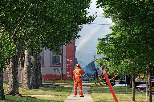 MIKE DEAL / WINNIPEG FREE PRESS
WFPS crews try to douse a large fire in the block on the southwest corner of Sutherland Avenue and Maple Street North Tuesday morning. 
230704 - Tuesday, July 4, 2023. 