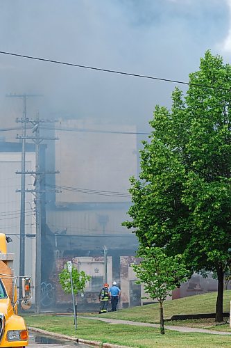 MIKE DEAL / WINNIPEG FREE PRESS
WFPS crews try to douse a large fire in the block on the southwest corner of Sutherland Avenue and Maple Street North Tuesday morning. 
230704 - Tuesday, July 4, 2023. 