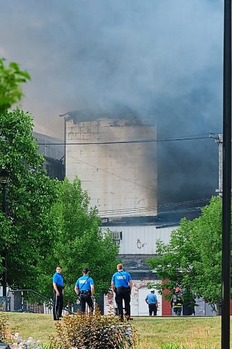 MIKE DEAL / WINNIPEG FREE PRESS
WFPS crews try to douse a large fire in the block on the southwest corner of Sutherland Avenue and Maple Street North Tuesday morning. 
230704 - Tuesday, July 4, 2023. 