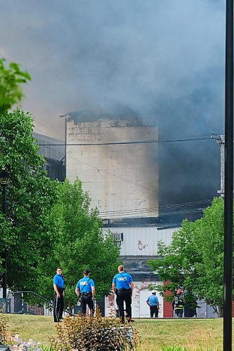 MIKE DEAL / WINNIPEG FREE PRESS
WFPS crews try to douse a large fire in the block on the southwest corner of Sutherland Avenue and Maple Street North Tuesday morning.
230704 - Tuesday, July 4, 2023.