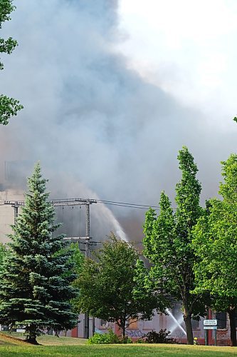 MIKE DEAL / WINNIPEG FREE PRESS
WFPS crews try to douse a large fire in the block on the southwest corner of Sutherland Avenue and Maple Street North Tuesday morning. 
230704 - Tuesday, July 4, 2023. 