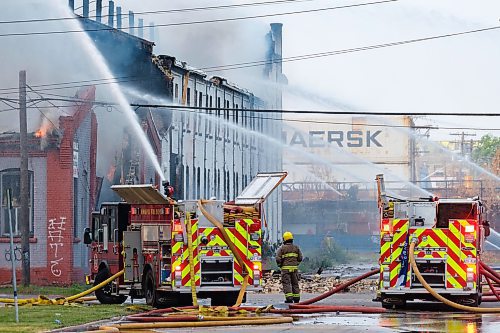 MIKE DEAL / WINNIPEG FREE PRESS
WFPS crews try to douse a large fire in the block on the southwest corner of Sutherland Avenue and Maple Street North Tuesday morning. 
230704 - Tuesday, July 04, 2023.