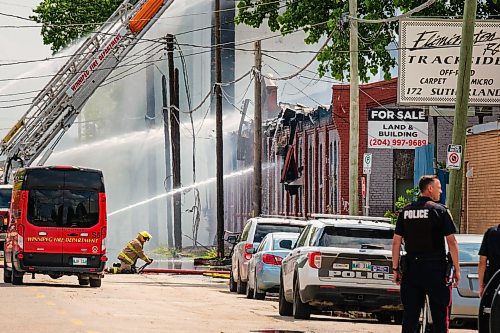 MIKE DEAL / WINNIPEG FREE PRESS
WFPS crews try to douse a large fire in the block on the southwest corner of Sutherland Avenue and Maple Street North Tuesday morning. 
230704 - Tuesday, July 04, 2023.