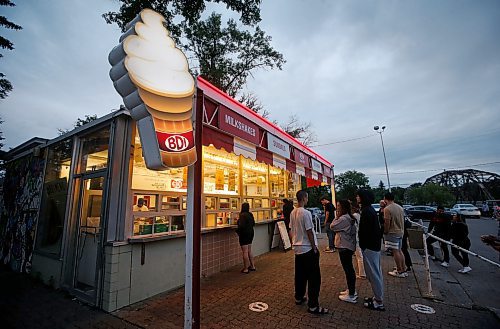 JOHN WOODS / WINNIPEG FREE PRESS
People buy ice cream treats at the Bridge Drive Inn (BDI) in Winnipeg Tuesday, July 4, 2023. 

Reporter: gillmor