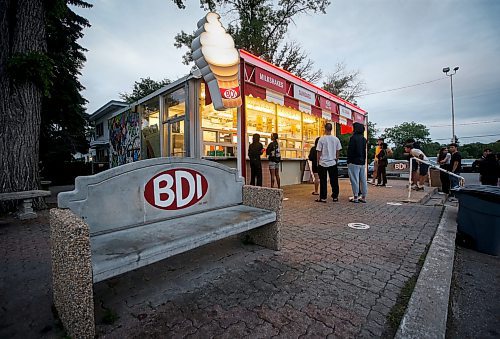 JOHN WOODS / WINNIPEG FREE PRESS
People buy ice cream treats at the Bridge Drive Inn (BDI) in Winnipeg Tuesday, July 4, 2023. 

Reporter: gillmor