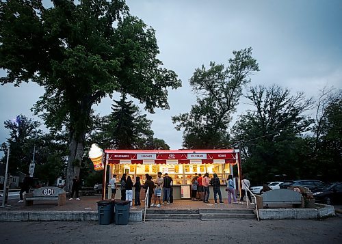 JOHN WOODS / WINNIPEG FREE PRESS
People buy ice cream treats at the Bridge Drive Inn (BDI) in Winnipeg Tuesday, July 4, 2023. 

Reporter: gillmor