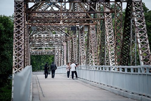 JOHN WOODS / WINNIPEG FREE PRESS
People walk on the Elm Park Bridge after buying ice cream treats at the Bridge Drive Inn (BDI) in Winnipeg Tuesday, July 4, 2023.
Reporter: gillmor
