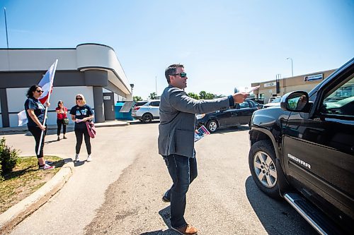 MIKAELA MACKENZIE / WINNIPEG FREE PRESS

MGEU President Kyle Ross hands out flyers (outlining the wage increase disparity between what the premier and her cabinet are taking versus what they are offering on the bargaining table to their employees) in front of minister James Teitsma&#x2019;s office on Thursday, July 6, 2023.  For Carol story.
Winnipeg Free Press 2023.