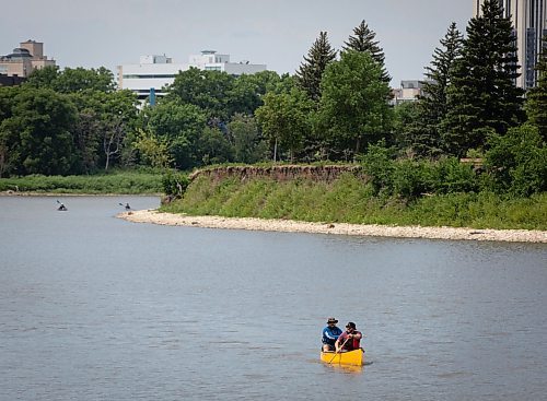 JESSICA LEE / WINNIPEG FREE PRESS

Dallas Jasper (in red) and Dave Shoesmith canoe down the Red River near Osborne Village July 8, 2023.

Stand up