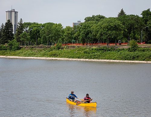 JESSICA LEE / WINNIPEG FREE PRESS

Dallas Jasper (in red) and Dave Shoesmith canoe down the Red River near Osborne Village July 8, 2023.

Stand up