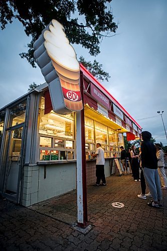 JOHN WOODS / WINNIPEG FREE PRESS
People buy ice cream treats at the Bridge Drive Inn (BDI) in Winnipeg Tuesday, July 4, 2023. 

Reporter: gillmor