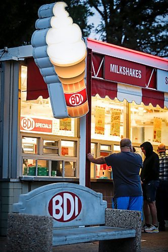 JOHN WOODS / WINNIPEG FREE PRESS
People buy ice cream treats at the Bridge Drive Inn (BDI) in Winnipeg Tuesday, July 4, 2023. 

Reporter: gillmor