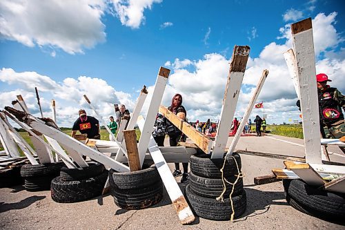 MIKAELA MACKENZIE / WINNIPEG FREE PRESS

Activists build up more of a blockade on Brady Road on Monday, July 10, 2023.  For Chris Kitching story.
Winnipeg Free Press 2023.