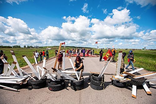 MIKAELA MACKENZIE / WINNIPEG FREE PRESS

Activists build up more of a blockade on Brady Road on Monday, July 10, 2023.  For Chris Kitching story.
Winnipeg Free Press 2023.