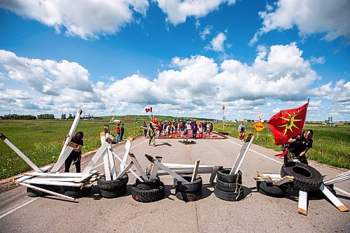 MIKAELA MACKENZIE / WINNIPEG FREE PRESS

Activists build up more of a blockade on Brady Road on Monday, July 10, 2023.  For Chris Kitching story.
Winnipeg Free Press 2023.