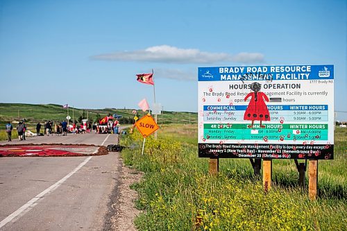 MIKAELA MACKENZIE / WINNIPEG FREE PRESS

Activists blockade Brady Road on Monday, July 10, 2023.  For Chris Kitching story.
Winnipeg Free Press 2023.