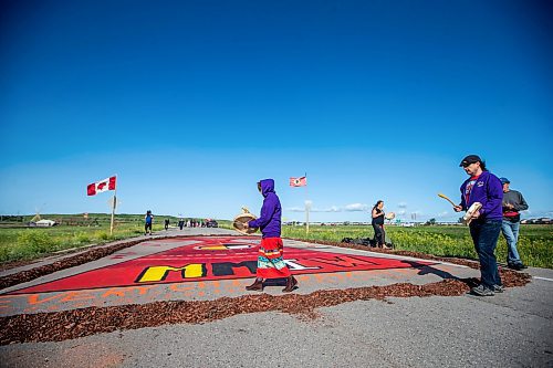 MIKAELA MACKENZIE / WINNIPEG FREE PRESS

Sue Caribou leads a drum song at the Brady Road blockade on Monday, July 10, 2023.  For Chris Kitching story.
Winnipeg Free Press 2023.