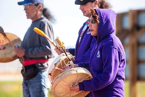 MIKAELA MACKENZIE / WINNIPEG FREE PRESS

Sue Caribou leads a drum song at the Brady Road blockade on Monday, July 10, 2023.  For Chris Kitching story.
Winnipeg Free Press 2023.