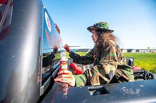 MIKAELA MACKENZIE / WINNIPEG FREE PRESS

Cambria Harris writes the victims names on a truck at the Brady Road blockade on Monday, July 10, 2023.  For Chris Kitching story.
Winnipeg Free Press 2023.